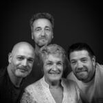 Studio zwarte achtergrond, familiefoto, gezinsfotografie, moeder en zonen foto