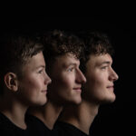 drie broers-faces-portret-zwarte achtergrond
